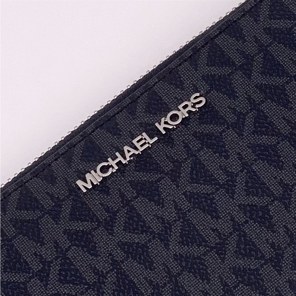 Michael Kors Jet Set Travel Large
Flat Zip MF Phone Case Wristlet
Wallet - Picture 10 of 11
